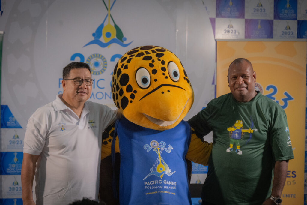 Owner of Ausmart Ken Yee and GOC Chairman Martin Rara pose with Solo the official games Mascot
