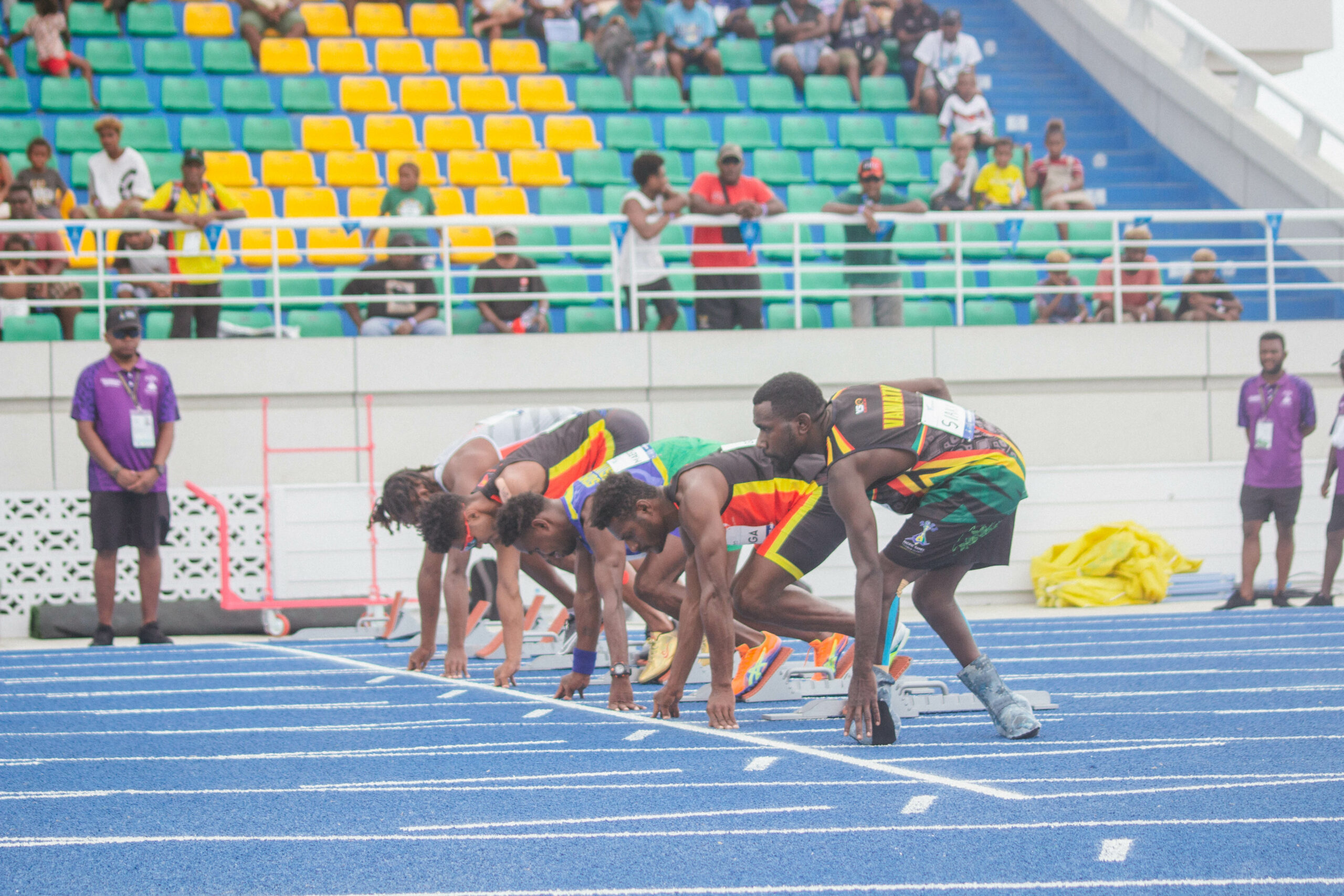 Para athletes preparing to run a race